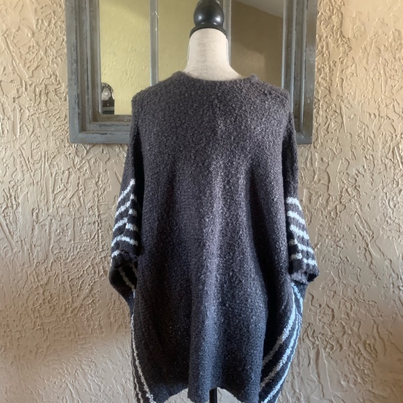 Poncho - Picture 4 of 9